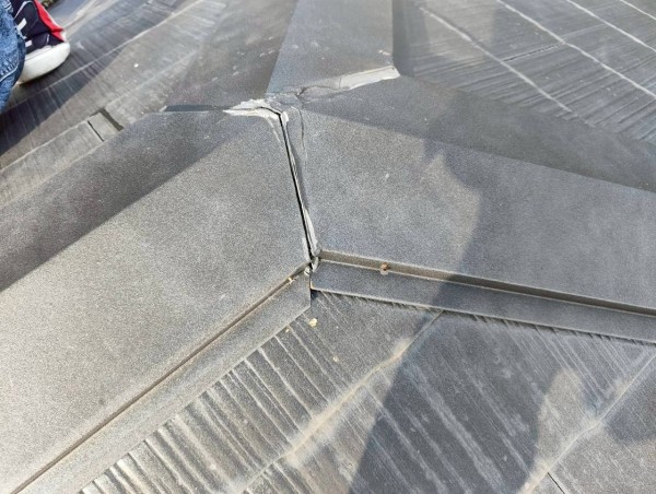 既存の棟板金　取り合い部分にコーキングの切れ